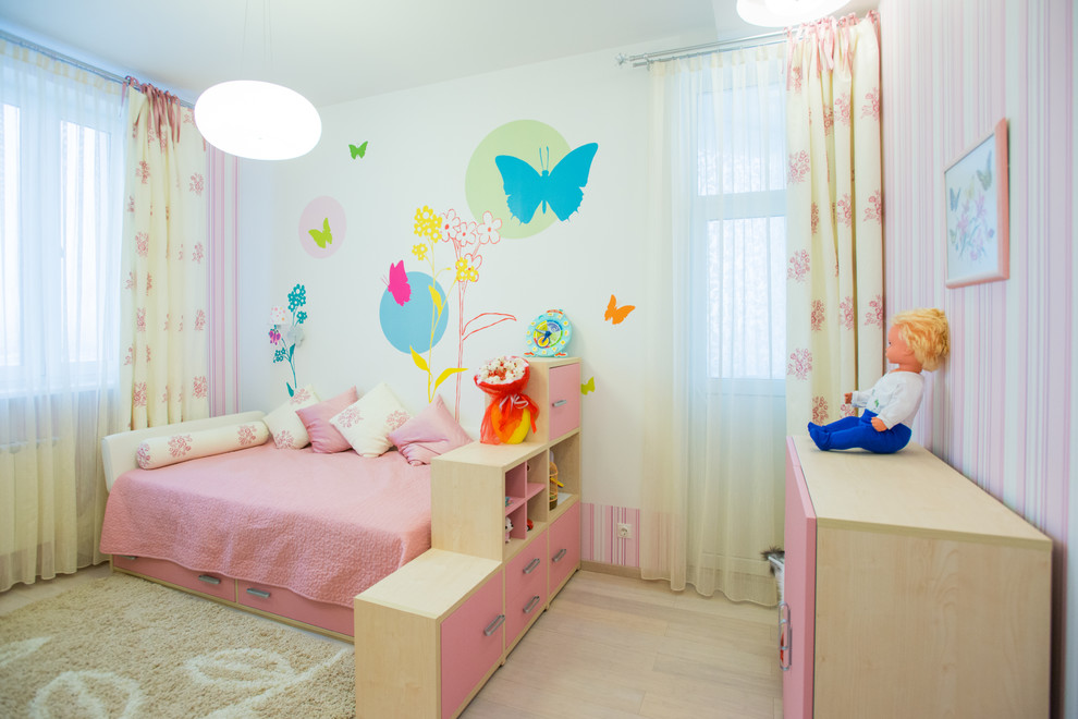 モスクワにあるお手頃価格のコンテンポラリースタイルのおしゃれな子供部屋の写真