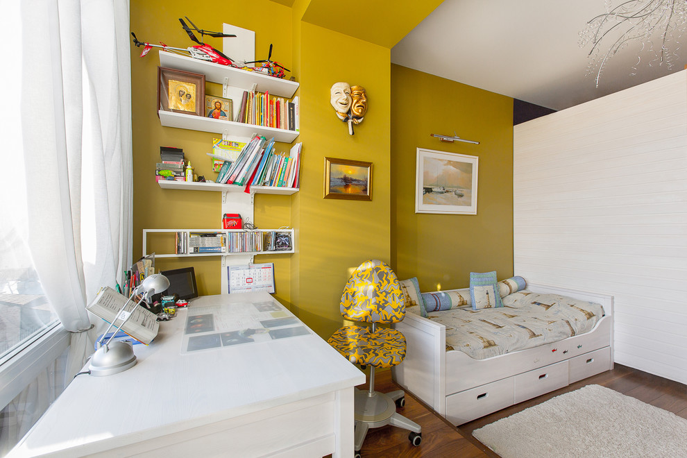 Esempio di una cameretta neutra da 4 a 10 anni design con pareti gialle e pavimento in legno massello medio