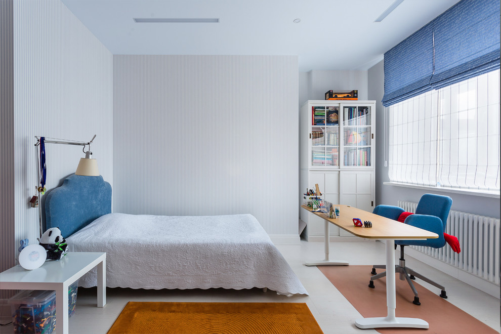 Idéer för att renovera ett mellanstort vintage barnrum kombinerat med sovrum, med blå väggar, korkgolv och vitt golv