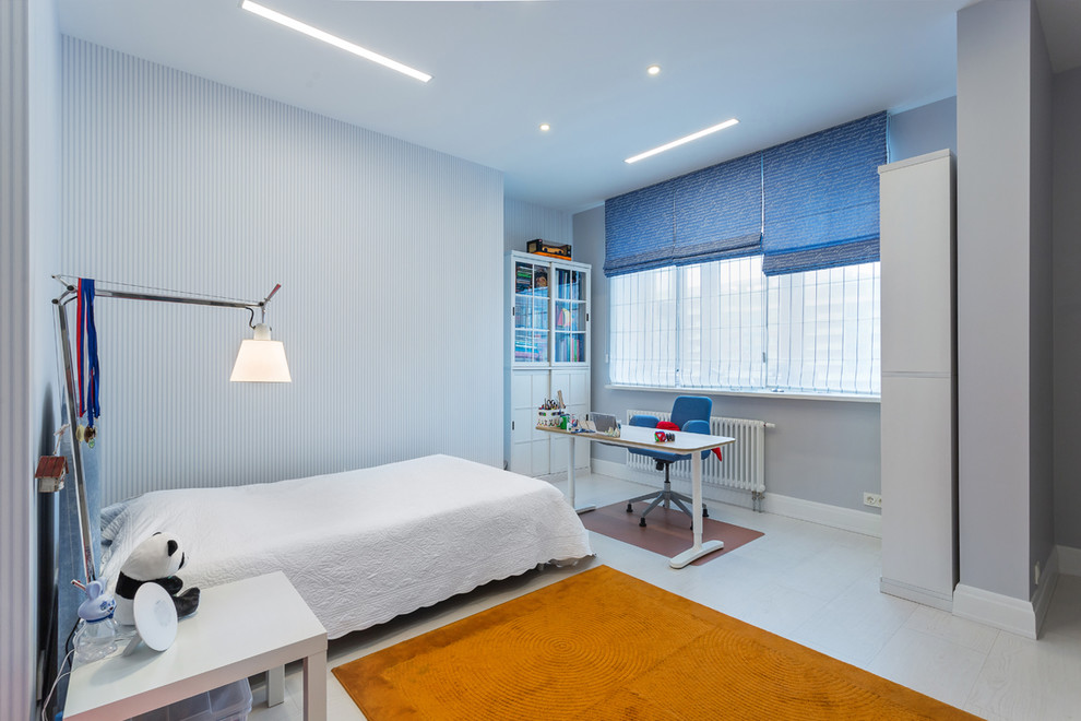 На фото: детская среднего размера в стиле неоклассика (современная классика) с спальным местом, синими стенами, пробковым полом и белым полом для подростка, мальчика с