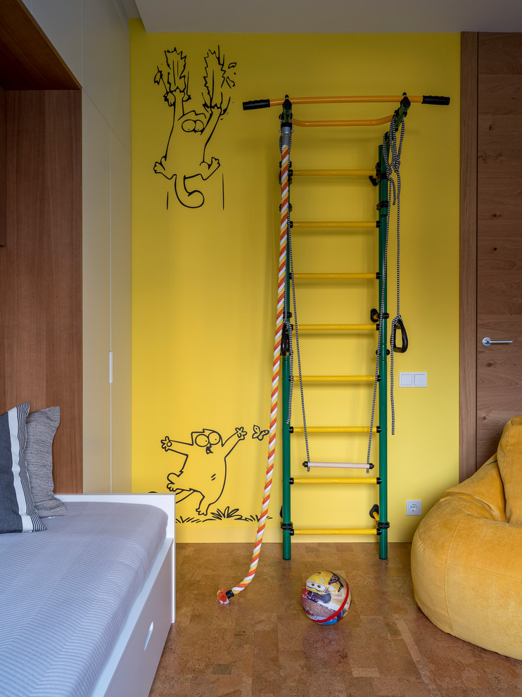 Exemple d'une salle de jeux d'enfant tendance avec un mur jaune, un sol en liège et un sol marron.