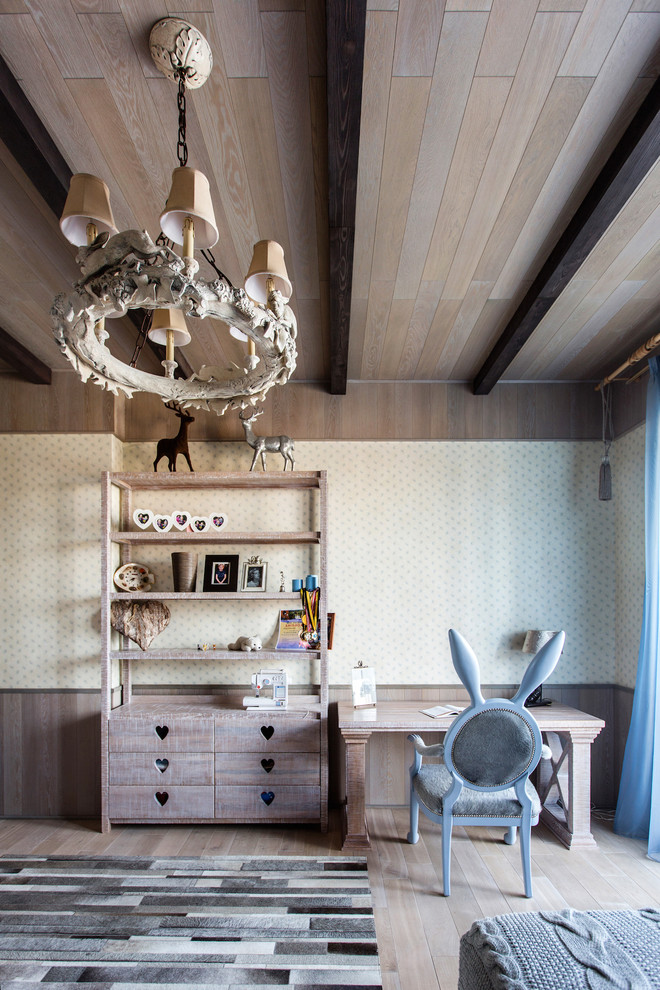 Inspiration pour une chambre de fille rustique avec un bureau, un mur beige et parquet clair.