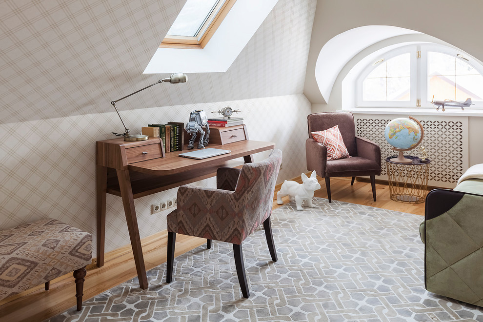 Foto de habitación de niño clásica renovada con escritorio, paredes blancas, suelo de madera en tonos medios y suelo marrón