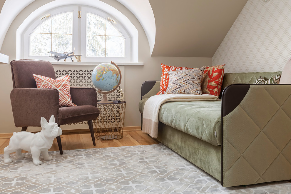 Diseño de dormitorio infantil clásico renovado con paredes blancas, suelo de madera en tonos medios y suelo marrón