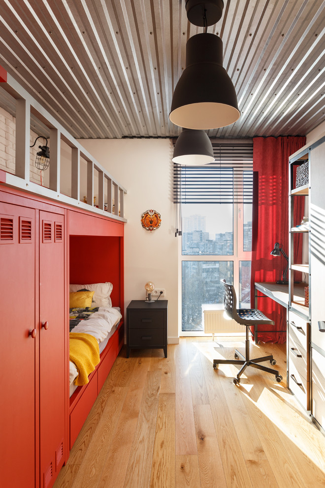Bild på ett industriellt pojkrum kombinerat med sovrum, med vita väggar, mellanmörkt trägolv och brunt golv