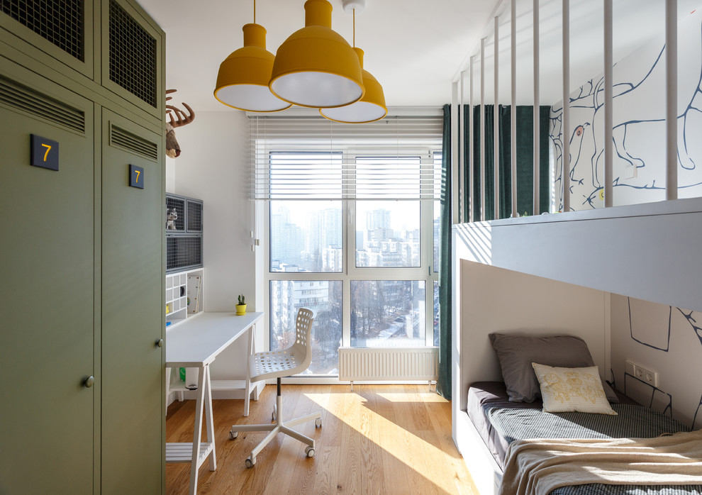 Modernes Kinderzimmer mit Schlafplatz, weißer Wandfarbe, braunem Holzboden und braunem Boden in Sonstige