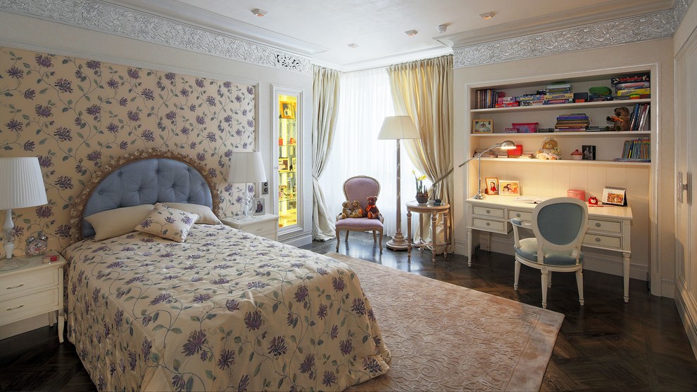 Inspiration för ett vintage flickrum kombinerat med sovrum, med beige väggar, mörkt trägolv och brunt golv