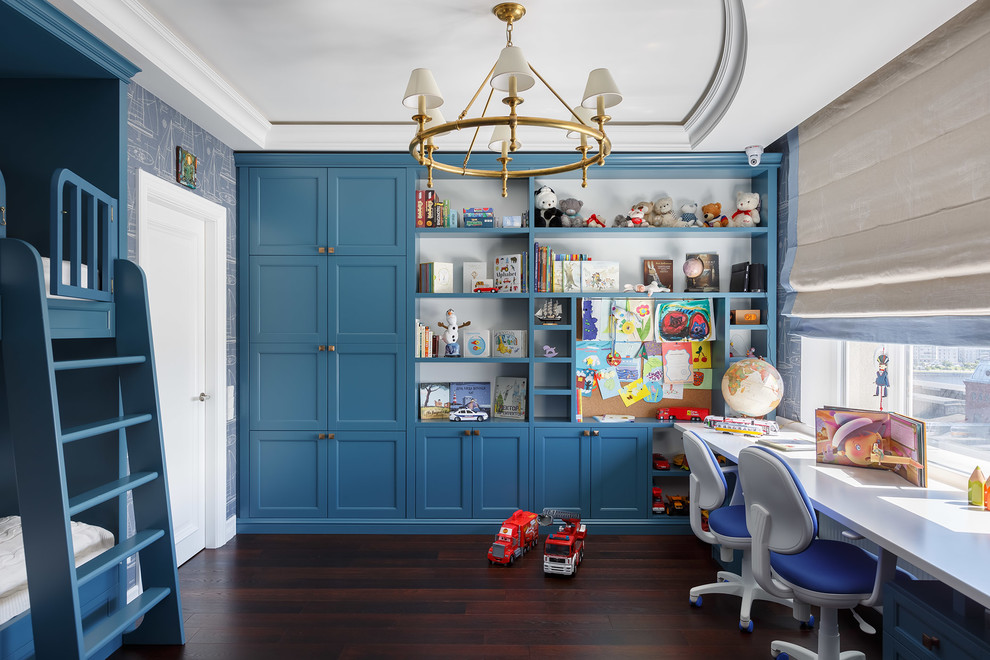 Aménagement d'une chambre de garçon de 4 à 10 ans bord de mer avec parquet foncé, un sol marron, un bureau et un mur bleu.