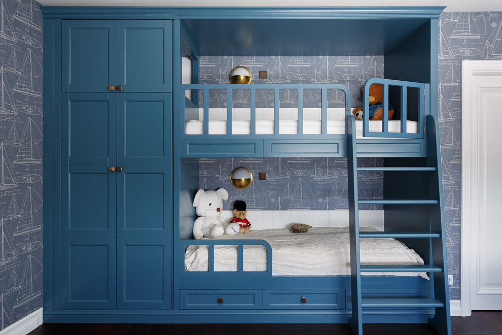 Modelo de dormitorio infantil marinero con paredes azules, suelo de madera oscura y suelo marrón