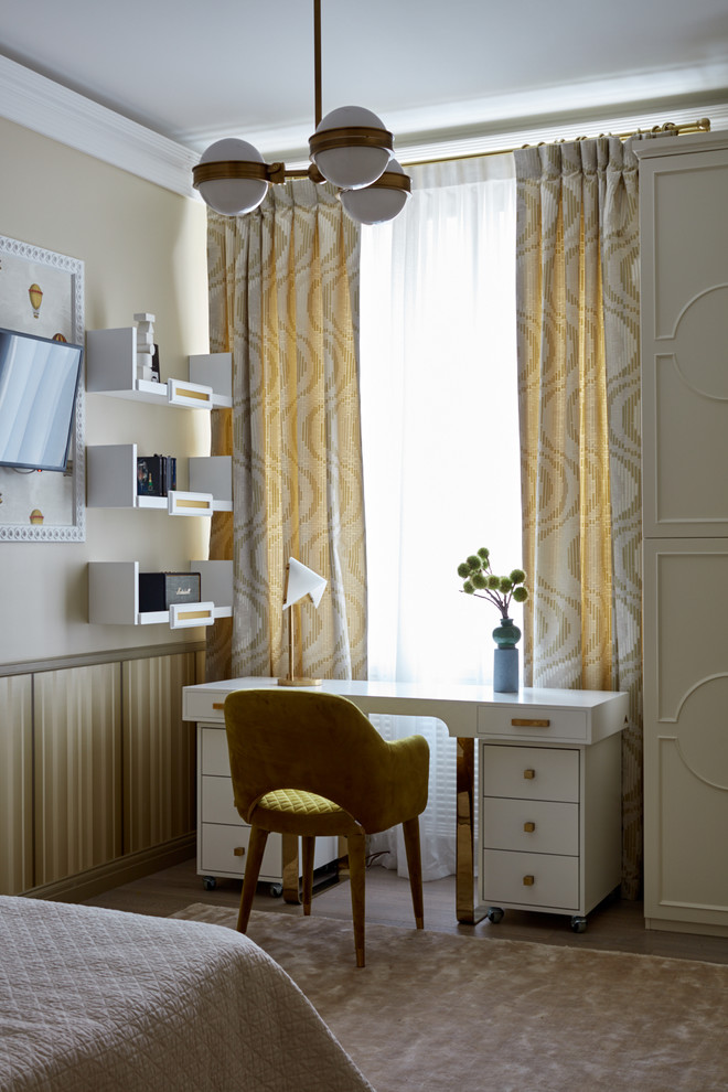 Diseño de habitación de niña tradicional renovada con escritorio, paredes beige y suelo de madera en tonos medios