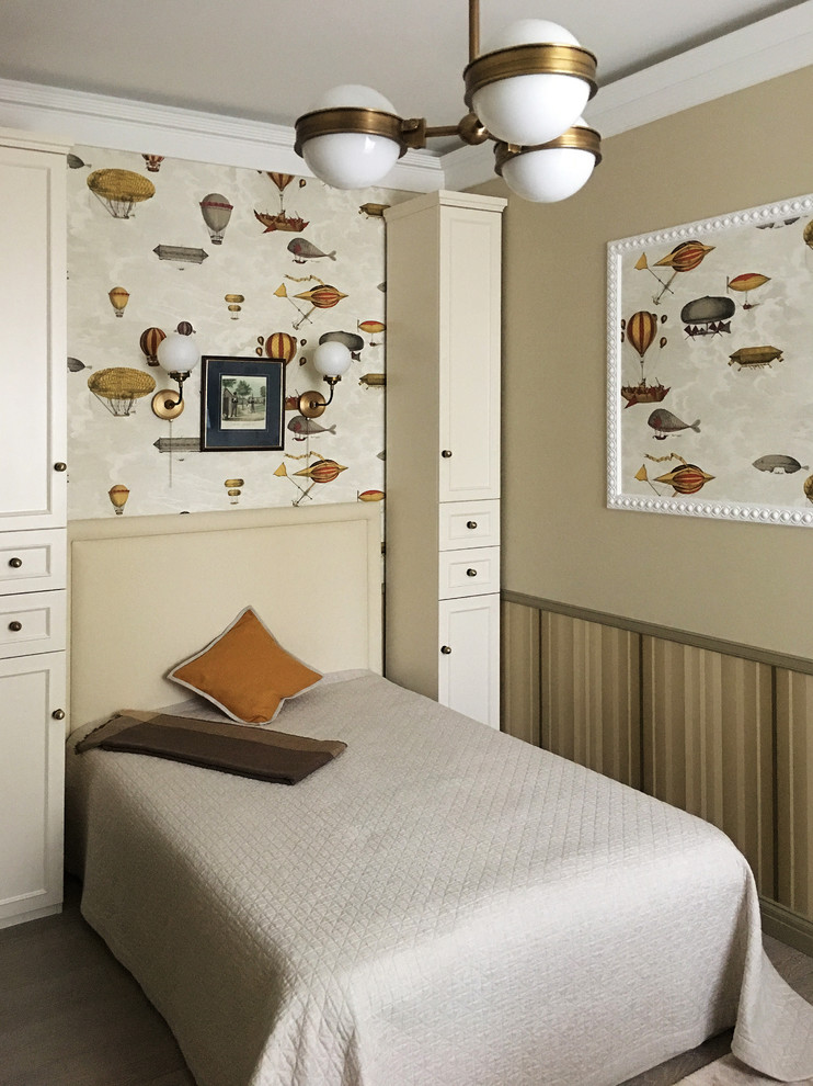 Immagine di una cameretta da letto tradizionale con pareti beige e pavimento in legno massello medio
