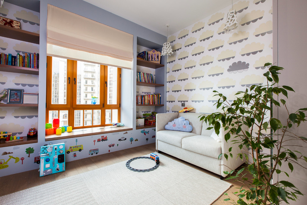 Bild på ett mellanstort funkis pojkrum kombinerat med lekrum och för 4-10-åringar, med mellanmörkt trägolv, brunt golv och flerfärgade väggar