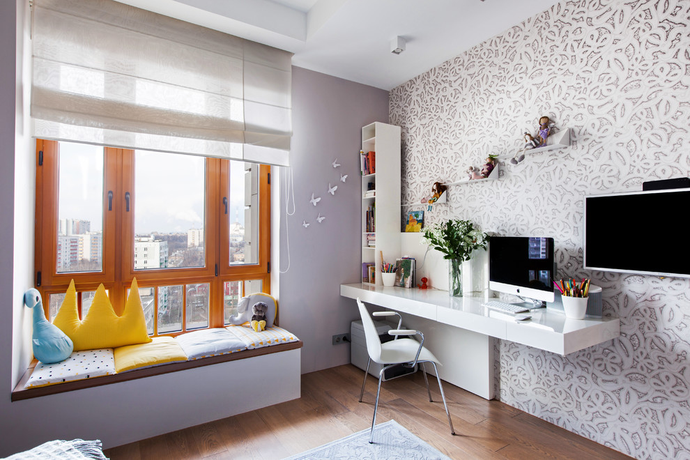 Mittelgroßes Modernes Kinderzimmer mit Arbeitsecke, braunem Holzboden, braunem Boden und lila Wandfarbe in Moskau