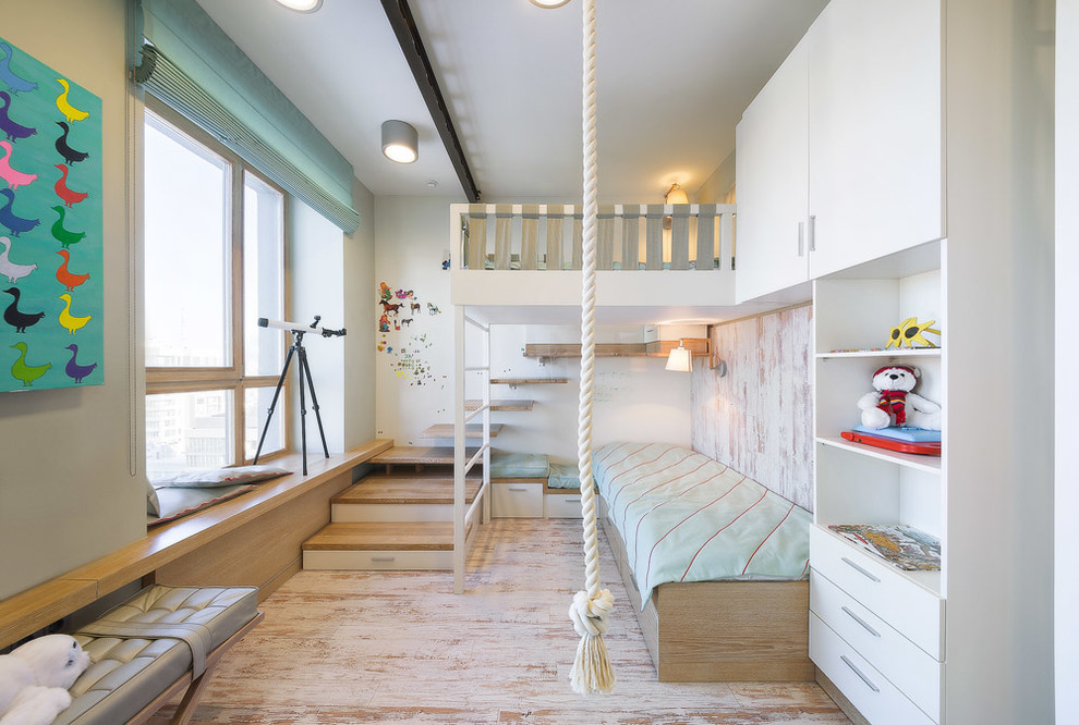 На фото: нейтральная детская в морском стиле с спальным местом, белыми стенами и светлым паркетным полом для ребенка от 4 до 10 лет с