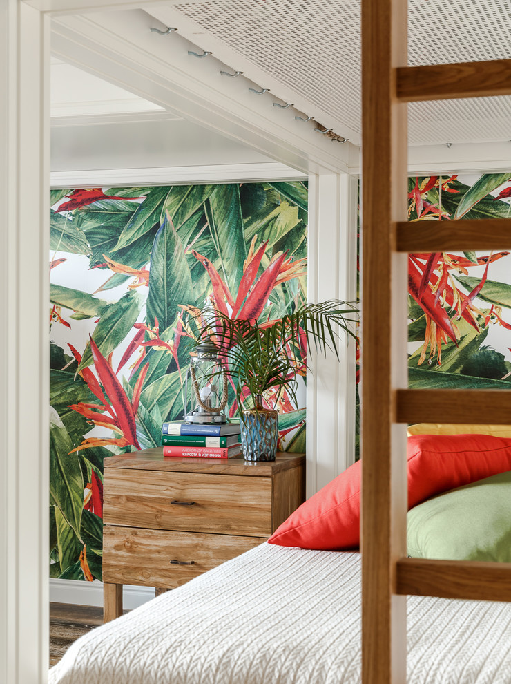 Immagine di una cameretta da letto tropicale con pareti multicolore, parquet scuro e pavimento marrone