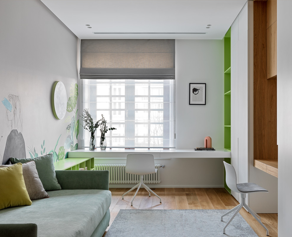 Idée de décoration pour une chambre neutre design avec un bureau, un sol en bois brun et un sol marron.