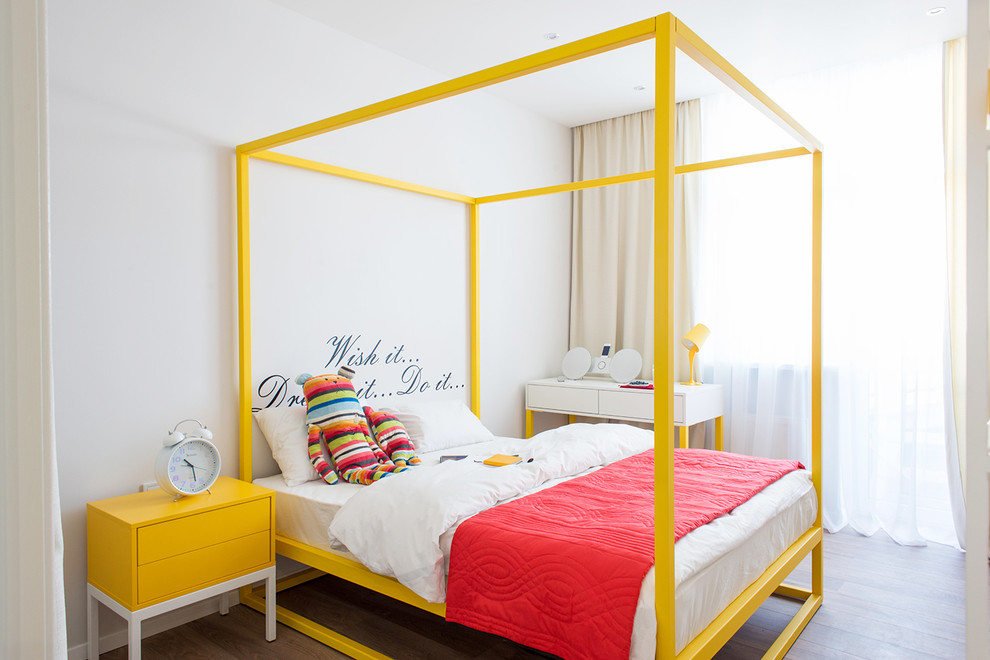 Свежая идея для дизайна: детская в современном стиле с спальным местом и белыми стенами для девочки - отличное фото интерьера