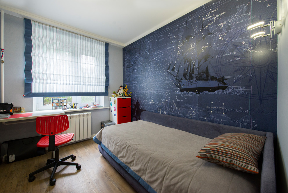 Foto på ett litet funkis pojkrum kombinerat med sovrum och för 4-10-åringar, med grå väggar, korkgolv och brunt golv
