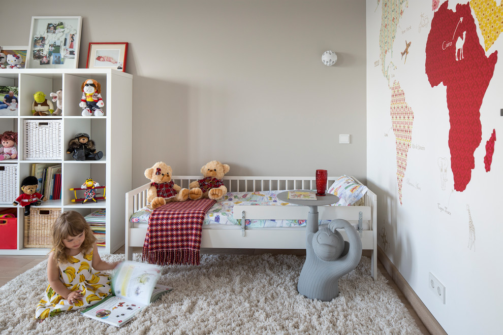 Idee per una cameretta per bambini da 4 a 10 anni minimal con pareti multicolore, pavimento in legno massello medio e pavimento marrone
