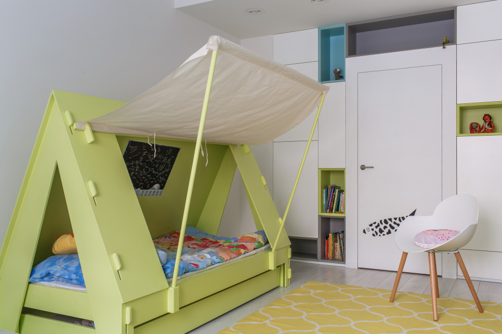 На фото: нейтральная детская в современном стиле с спальным местом, белыми стенами, светлым паркетным полом и бежевым полом с