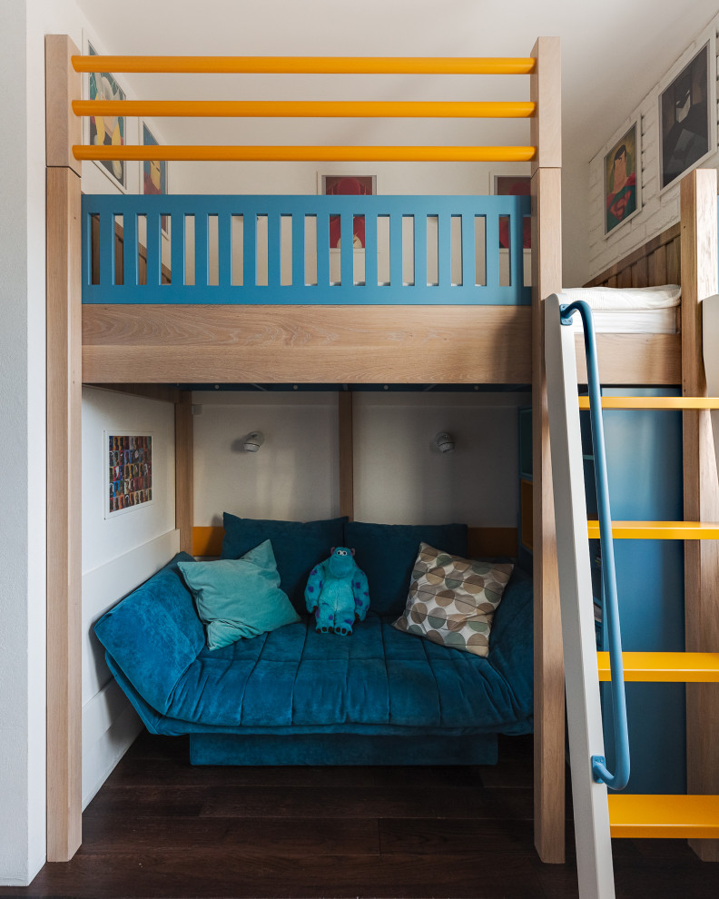 На фото: детская в современном стиле с спальным местом, белыми стенами, темным паркетным полом и коричневым полом для ребенка от 4 до 10 лет, мальчика