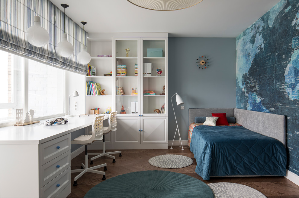 Ejemplo de habitación infantil unisex de 4 a 10 años clásica renovada con suelo marrón, paredes azules y suelo de madera en tonos medios
