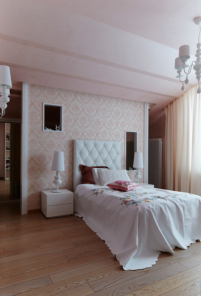 Foto på ett mellanstort funkis flickrum kombinerat med sovrum och för 4-10-åringar, med rosa väggar, ljust trägolv och beiget golv