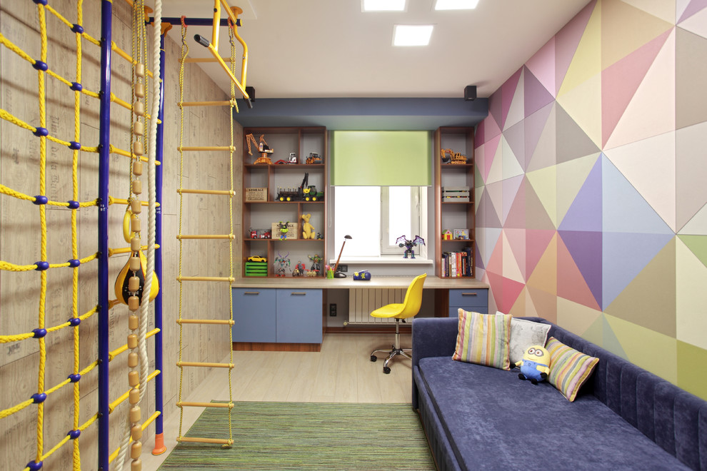 Inredning av ett eklektiskt mellanstort pojkrum för 4-10-åringar och kombinerat med lekrum, med flerfärgade väggar, laminatgolv och beiget golv