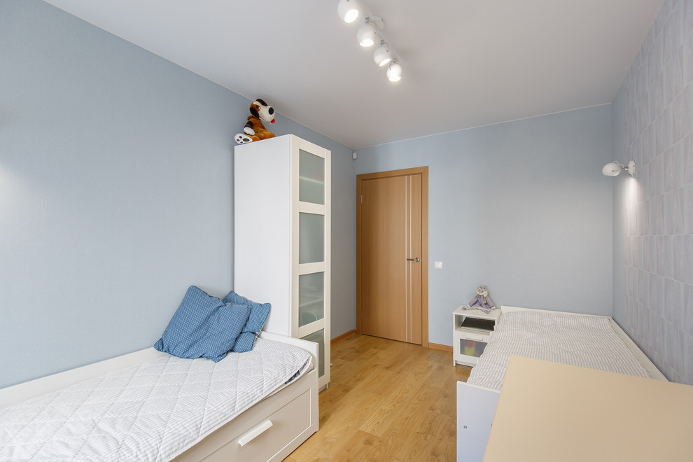 Exemple d'une petite chambre d'enfant tendance avec un mur multicolore, sol en stratifié et un sol beige.