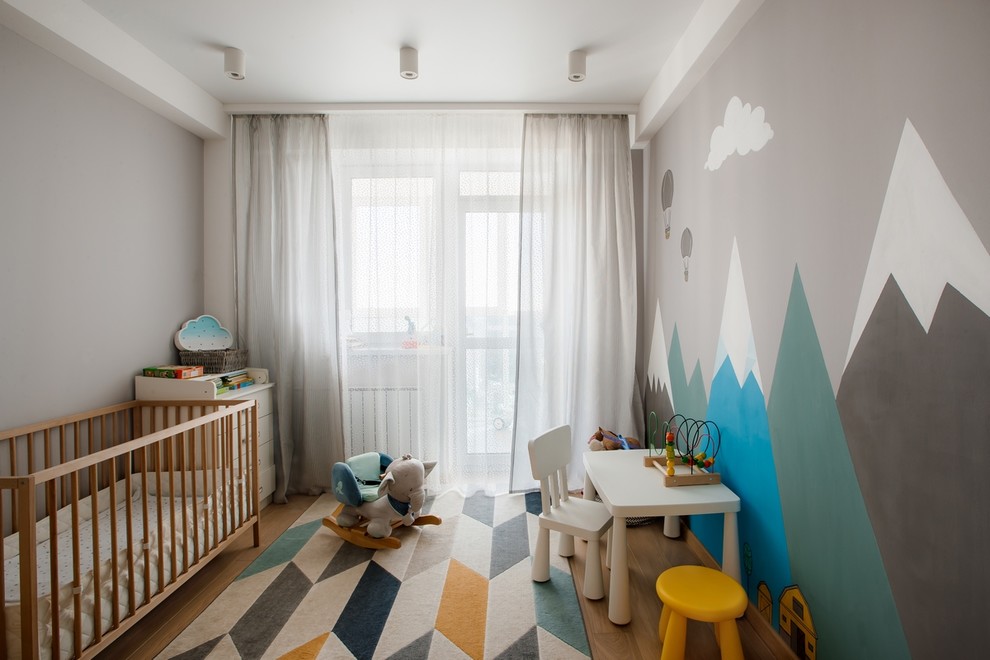 На фото: маленькая детская в современном стиле с спальным местом, серыми стенами, светлым паркетным полом и бежевым полом для на участке и в саду, ребенка от 1 до 3 лет, мальчика