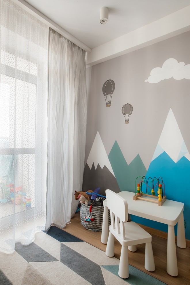 На фото: маленькая детская в современном стиле с спальным местом, серыми стенами, светлым паркетным полом и бежевым полом для на участке и в саду, ребенка от 1 до 3 лет, мальчика с