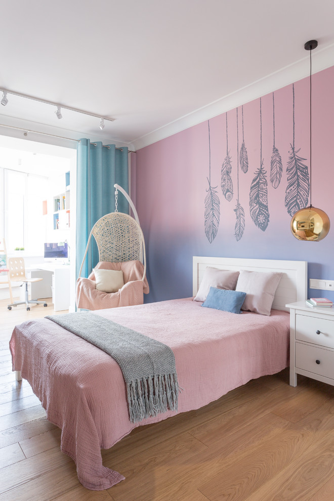 Immagine di una grande cameretta per bambini design con pareti rosa, pavimento in legno massello medio e pavimento beige