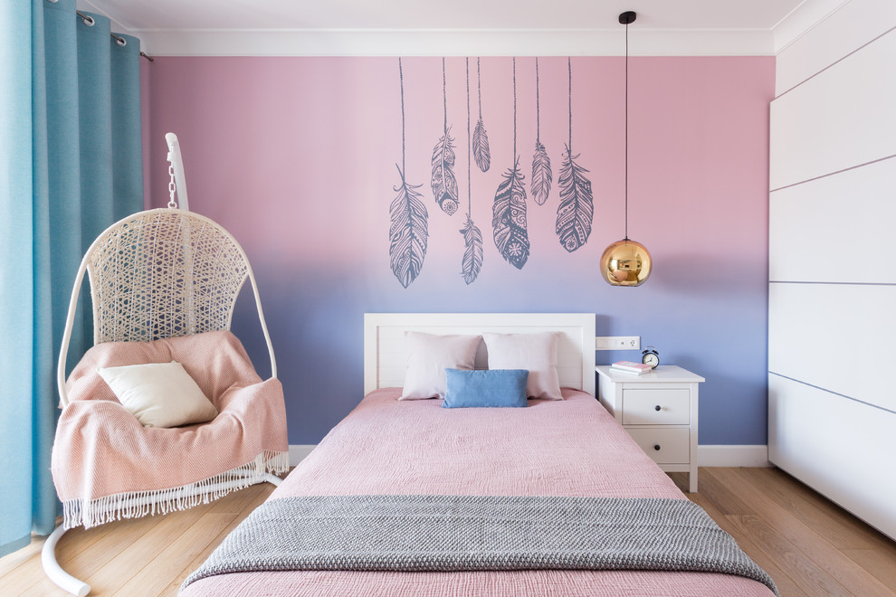 Ispirazione per una grande cameretta per bambini minimal con pareti rosa, pavimento in legno massello medio e pavimento marrone