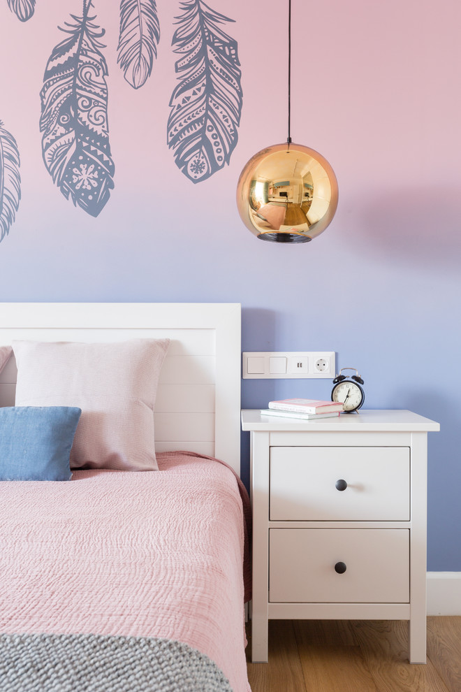 Idee per una grande cameretta per bambini minimal con pareti rosa, pavimento in legno massello medio e pavimento beige
