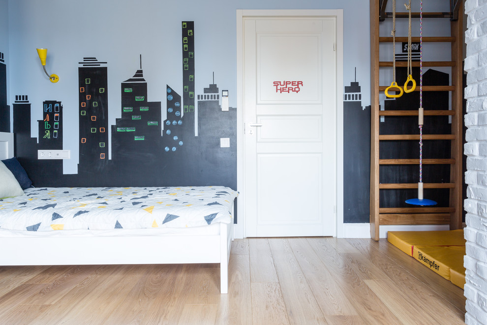 Modelo de dormitorio infantil de 4 a 10 años contemporáneo grande con paredes azules, suelo de madera en tonos medios y suelo beige