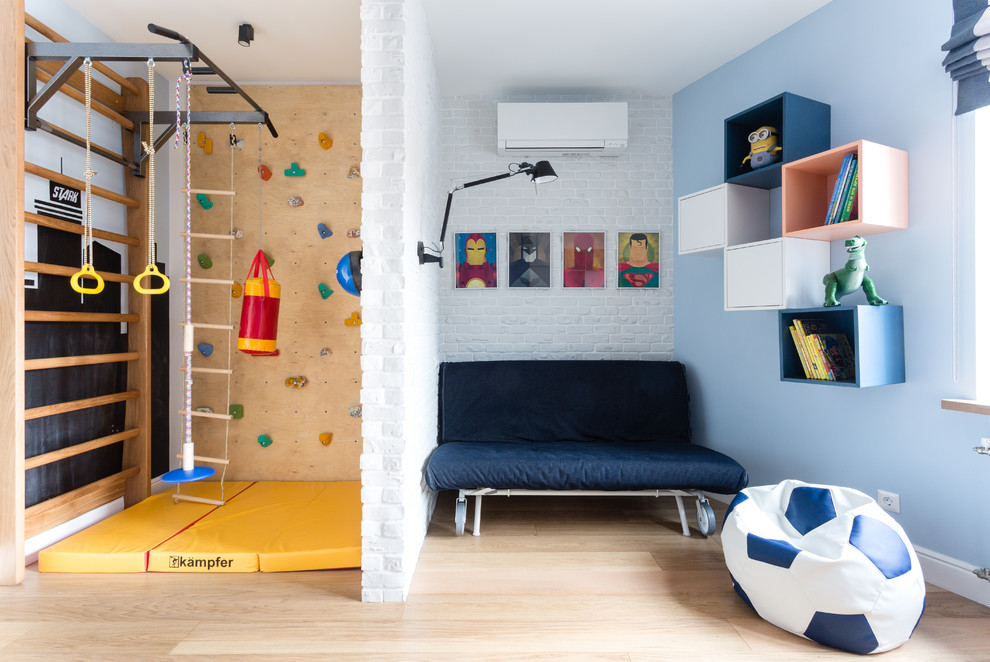 Inspiration för stora moderna pojkrum kombinerat med lekrum och för 4-10-åringar, med blå väggar, mellanmörkt trägolv och brunt golv