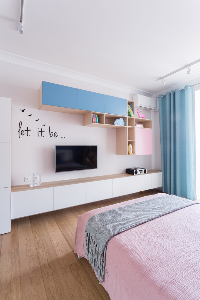 Foto de dormitorio infantil actual grande con paredes rosas, suelo de madera en tonos medios y suelo beige