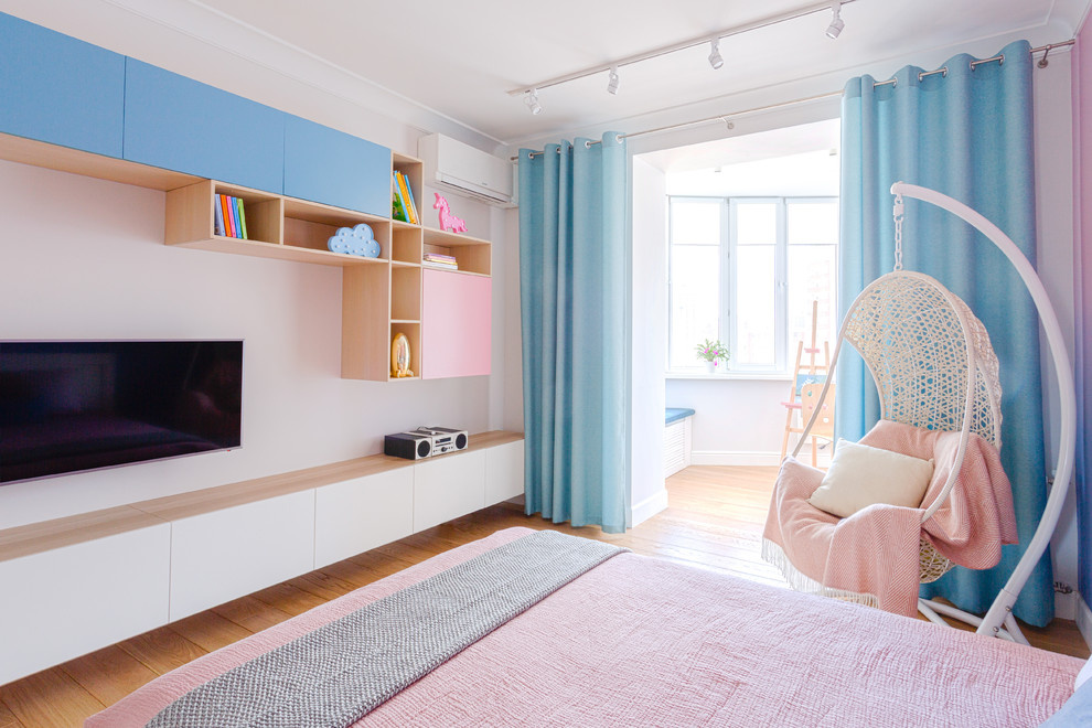 Стильный дизайн: большая детская в современном стиле с спальным местом, розовыми стенами, паркетным полом среднего тона и бежевым полом для подростка, девочки - последний тренд