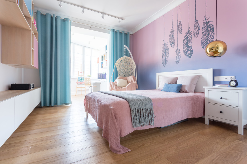 Exemple d'une grande chambre d'enfant tendance avec un mur rose, un sol en bois brun et un sol beige.