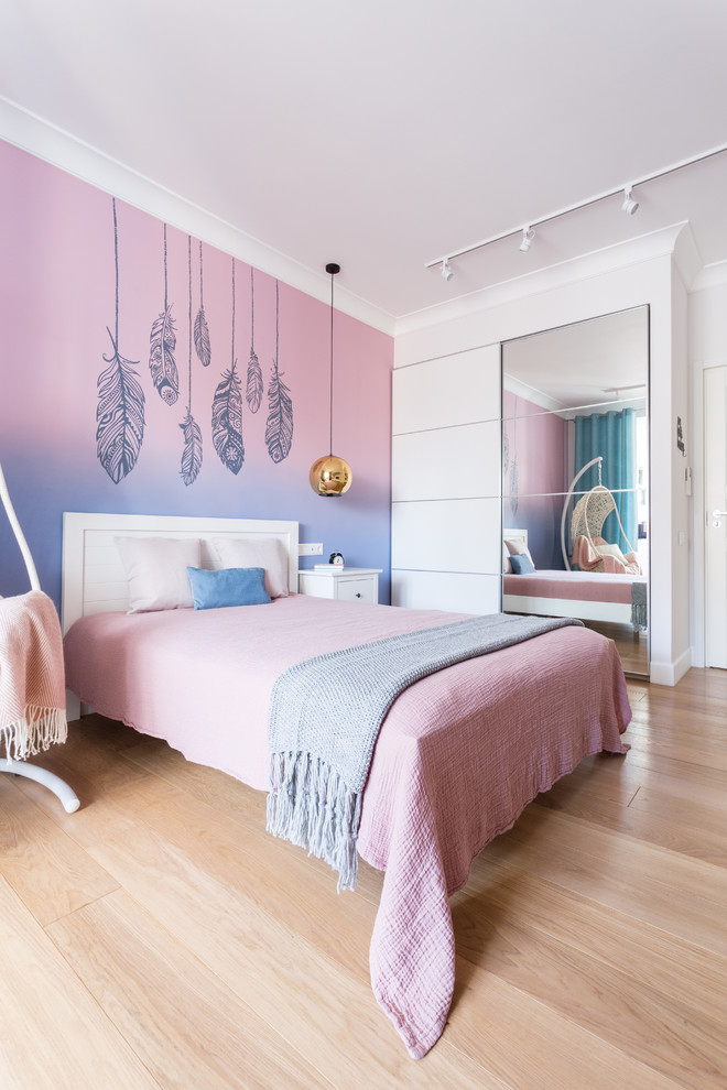 Idées déco pour une grande chambre d'enfant contemporaine avec un mur rose, un sol en bois brun et un sol beige.