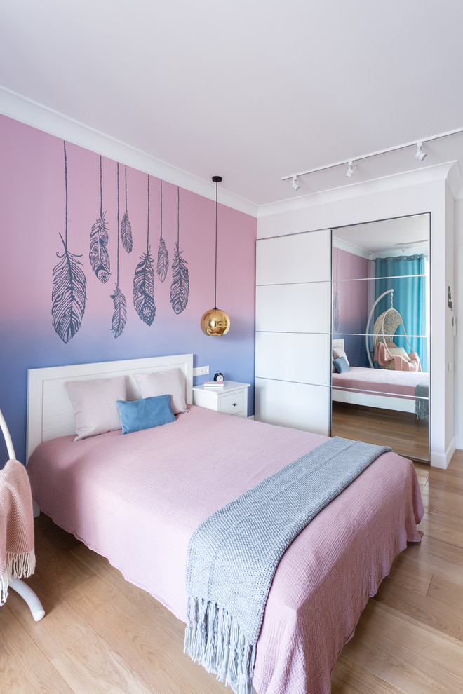 Bild på ett stort funkis barnrum kombinerat med sovrum, med rosa väggar, mellanmörkt trägolv och beiget golv