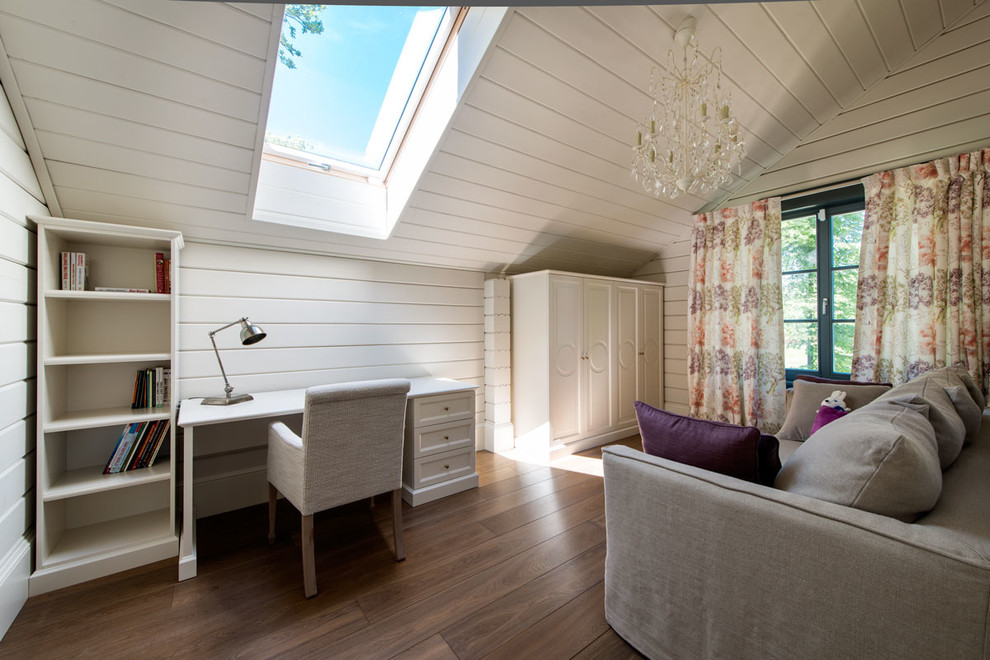 Diseño de habitación de niña actual con escritorio, paredes blancas y suelo de madera en tonos medios