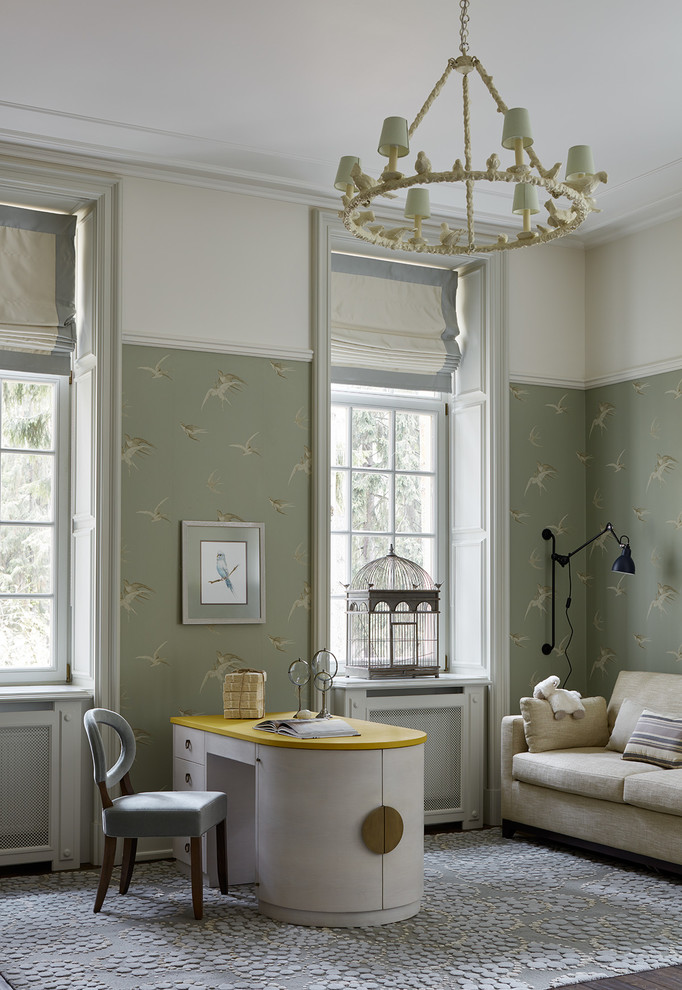 Ejemplo de habitación de niña clásica con escritorio y paredes verdes