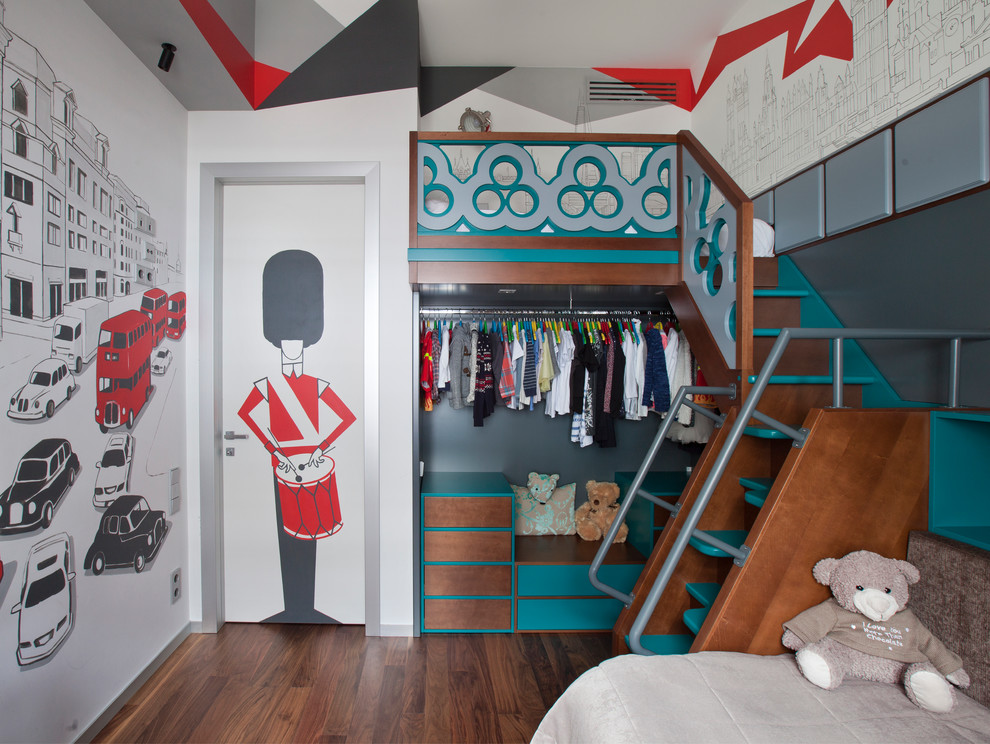 Cette image montre une chambre d'enfant de 4 à 10 ans design avec un mur multicolore et un sol en bois brun.