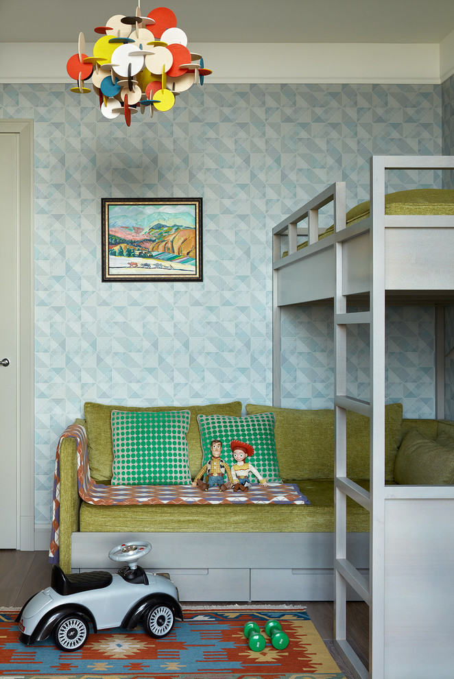 Réalisation d'une chambre d'enfant design avec parquet foncé et un mur bleu.