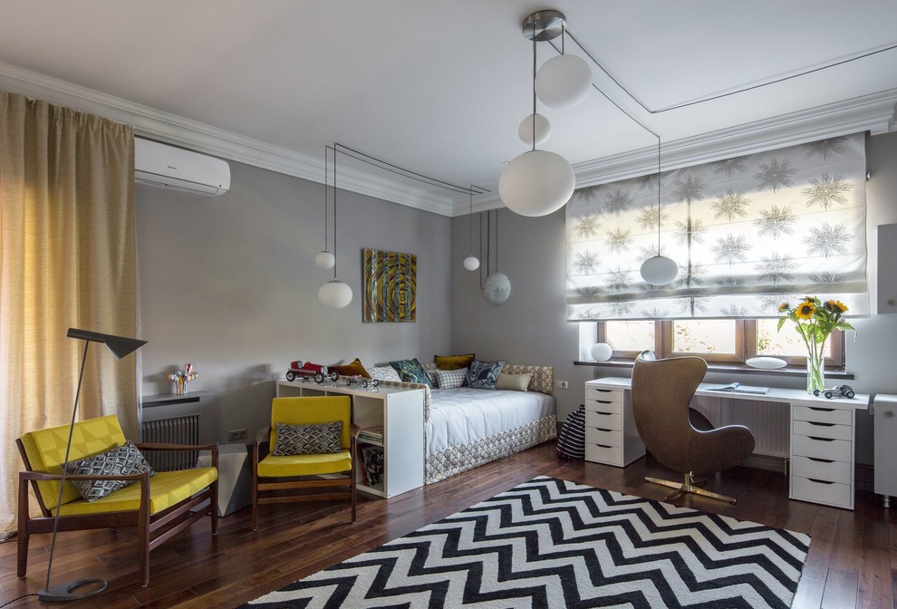 Mittelgroßes Modernes Kinderzimmer mit Schlafplatz, grauer Wandfarbe, dunklem Holzboden und braunem Boden in Moskau