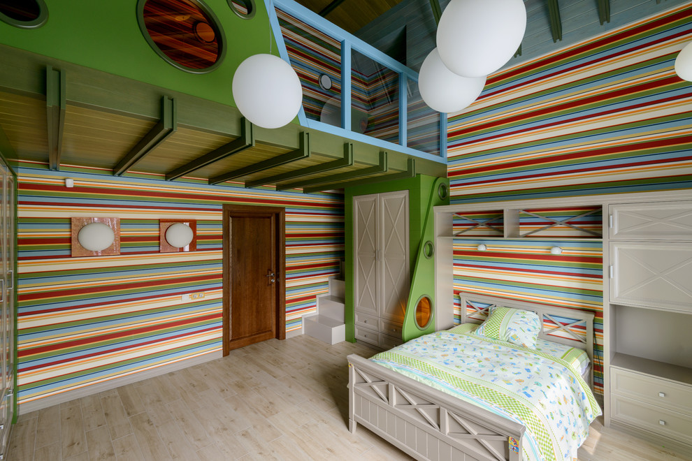 Пример оригинального дизайна: детская в современном стиле с спальным местом, разноцветными стенами, светлым паркетным полом и бежевым полом для ребенка от 4 до 10 лет, девочки
