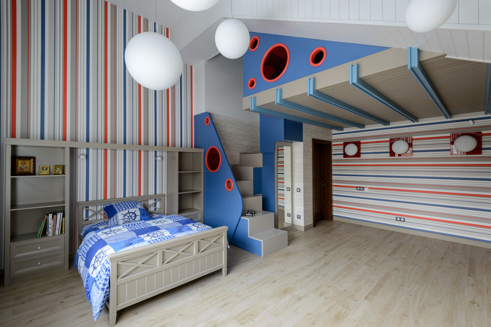 Idéer för ett modernt pojkrum kombinerat med sovrum och för 4-10-åringar, med flerfärgade väggar, ljust trägolv och beiget golv