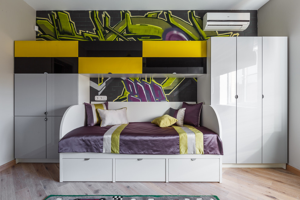 Modernes Jungszimmer mit Schlafplatz, bunten Wänden, hellem Holzboden und beigem Boden in Sonstige