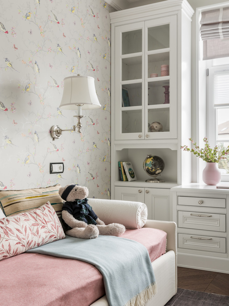 Imagen de dormitorio infantil tradicional con paredes multicolor, suelo de madera oscura y suelo marrón